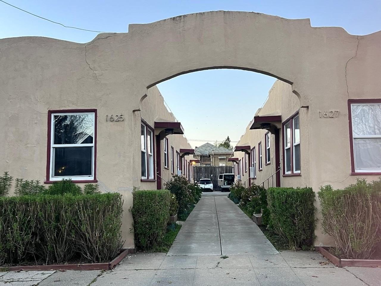 1625 Fairview St - Photo 7 of 12