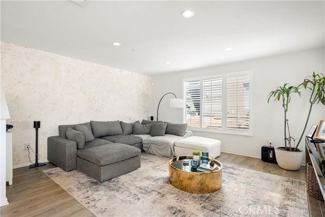 120 Novel - Photo 3 of 8