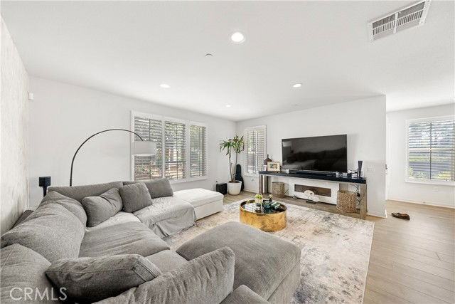 120 Novel - Photo 4 of 8