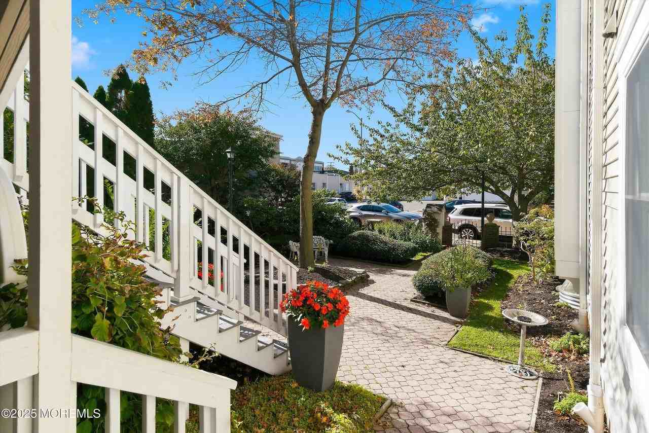 606 Bay Ave Apt 2 - Photo 3 of 23