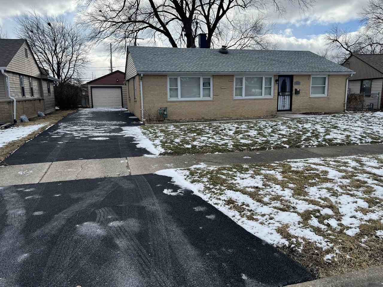 4813 W 102nd St - Photo 2 of 19