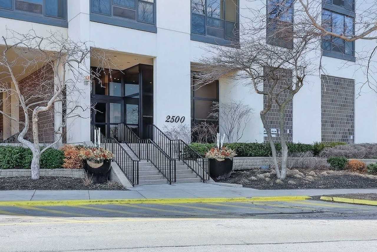 2500 N Lakeview Ave Apt 1304 - Photo 2 of 22