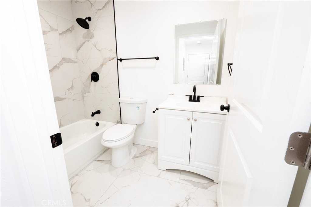 5739 S St Andrews Pl #1-2 - Photo 4 of 6