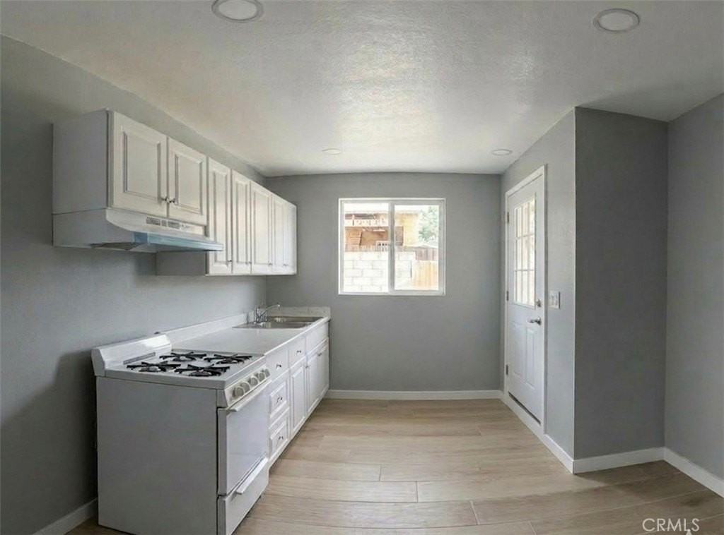 1561 W 38th Pl - Photo 5 of 7