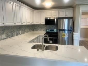 22059 Newport Ave - Photo 4 of 24