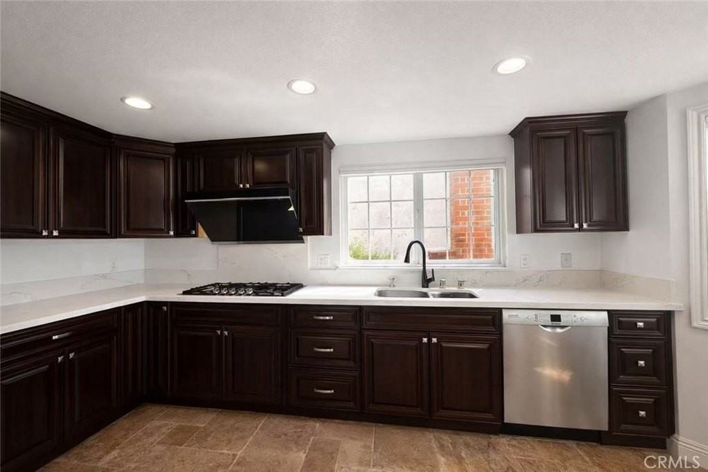 4 Tory - Photo 3 of 14