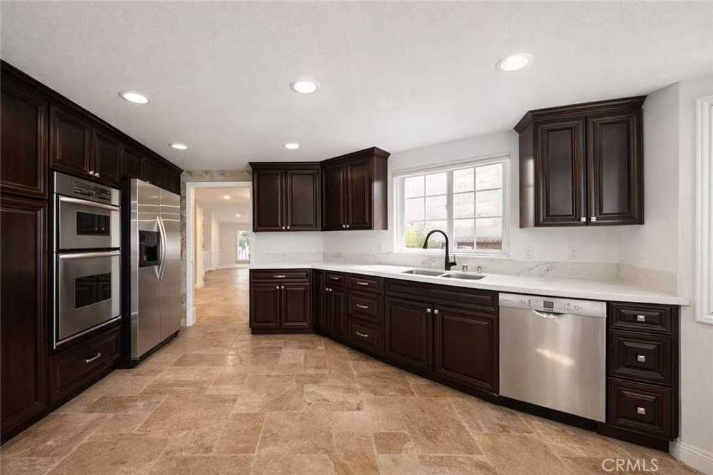 4 Tory - Photo 4 of 14