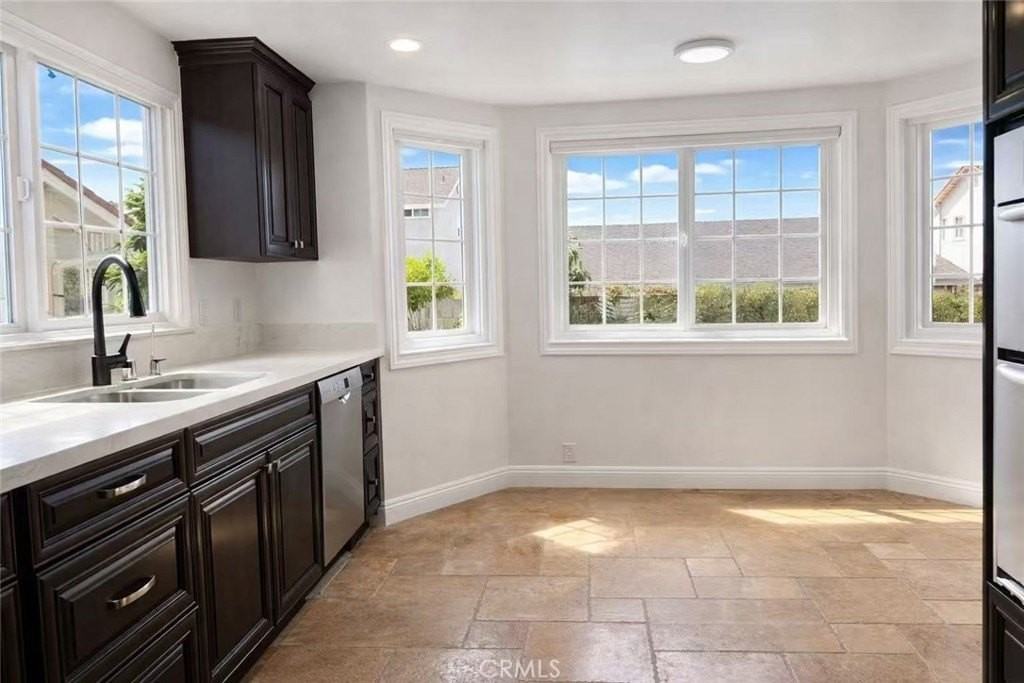 4 Tory - Photo 5 of 14