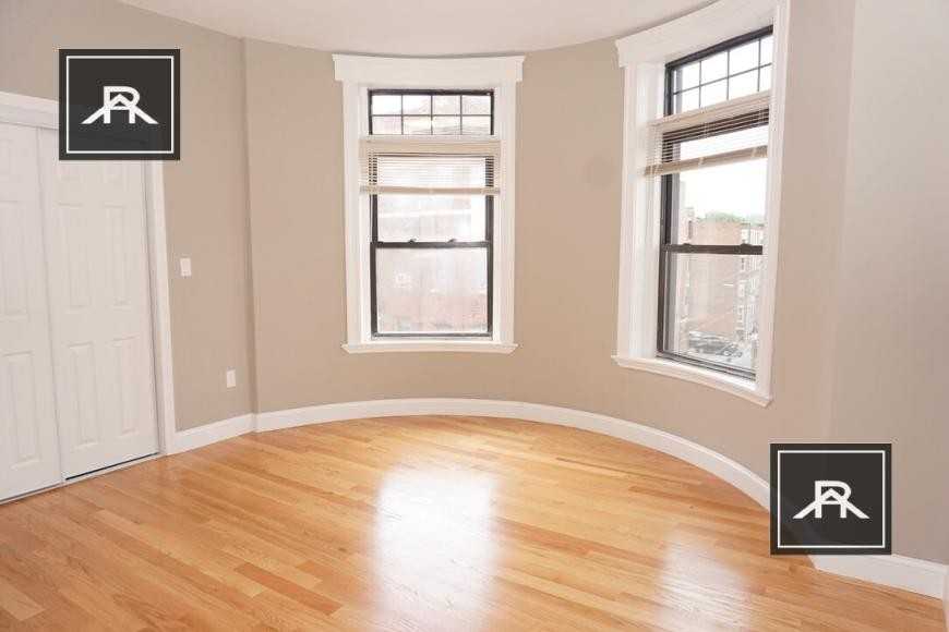 1912 Beacon St - Photo 3 of 10