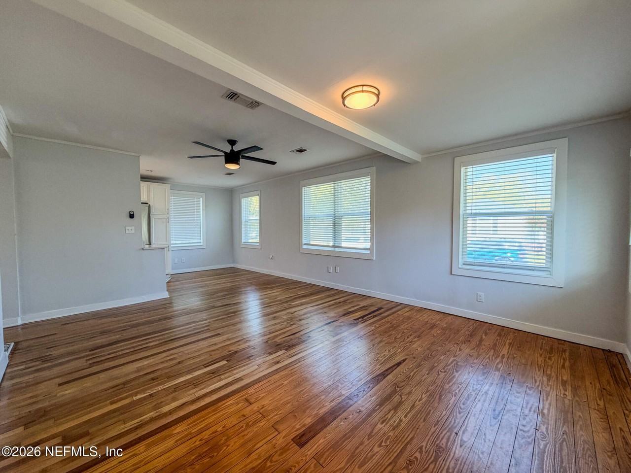 1368 Rensselaer Ave - Photo 4 of 26