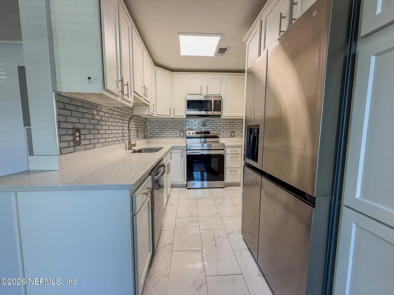 1368 Rensselaer Ave - Photo 5 of 26