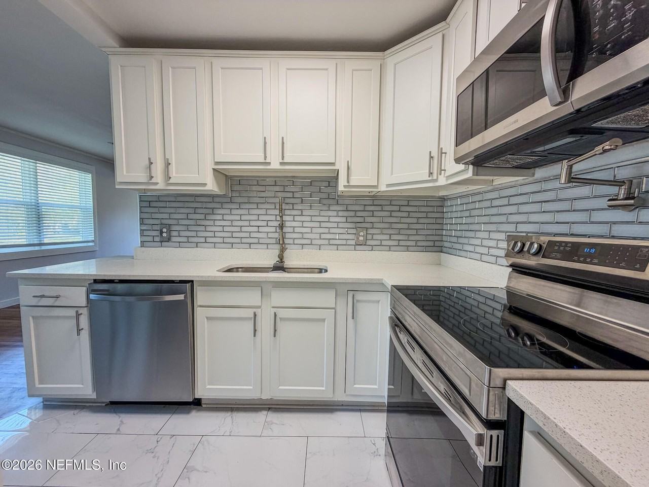 1368 Rensselaer Ave - Photo 6 of 26