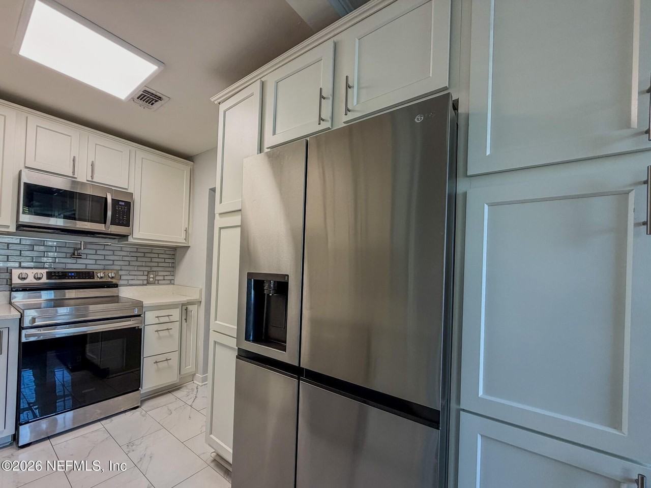 1368 Rensselaer Ave - Photo 7 of 26