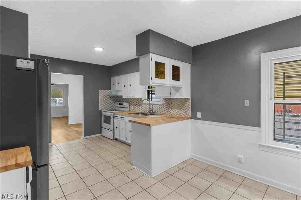 52 Rhoda Ave - Photo 5 of 17