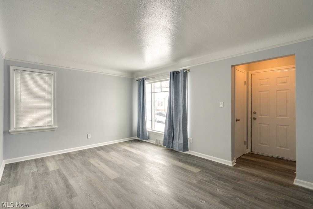 9809 Way Ave - Photo 3 of 27