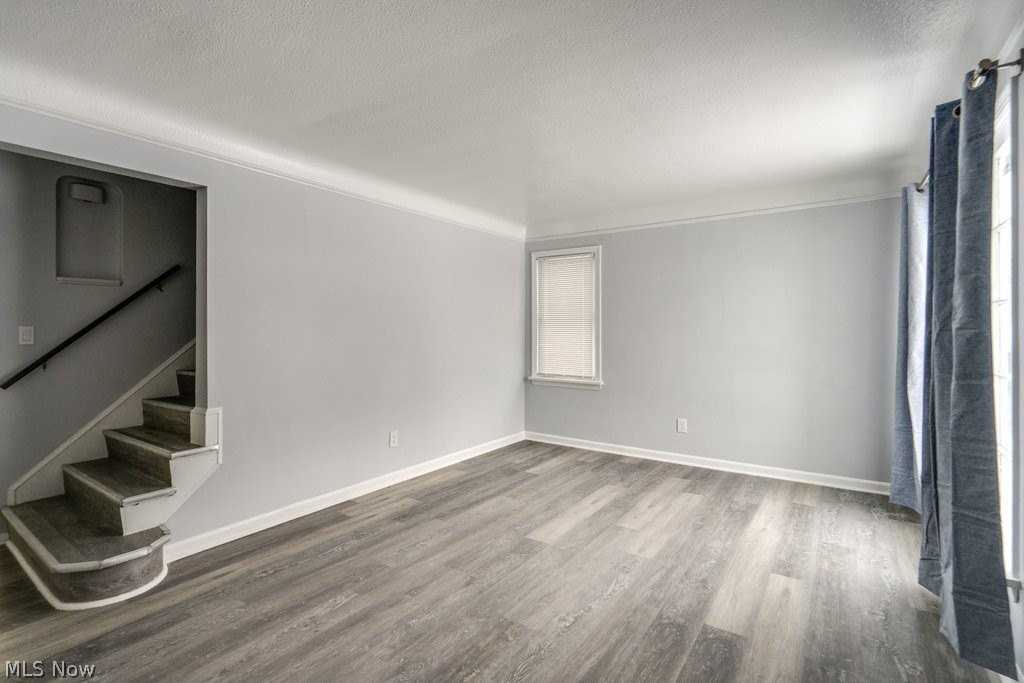 9809 Way Ave - Photo 4 of 27