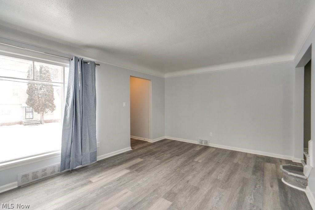 9809 Way Ave - Photo 5 of 27