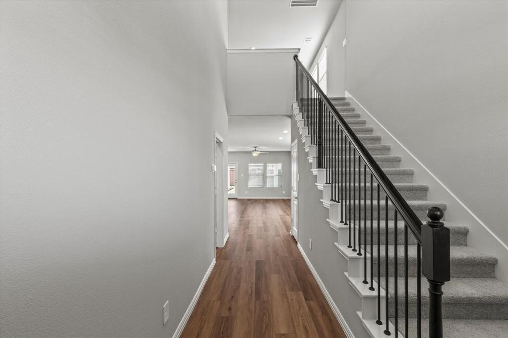 3935 Worth Dr - Photo 4 of 38