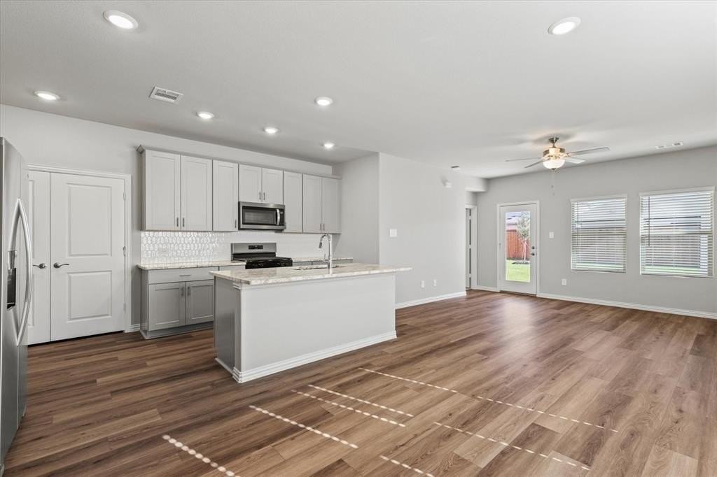 3935 Worth Dr - Photo 5 of 38