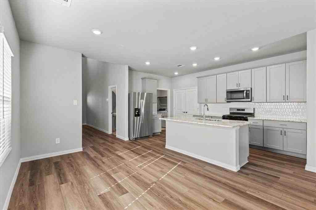 3935 Worth Dr - Photo 6 of 38