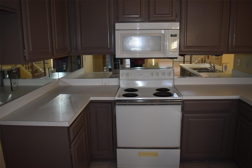 821 Ashford Dr - Photo 2 of 12