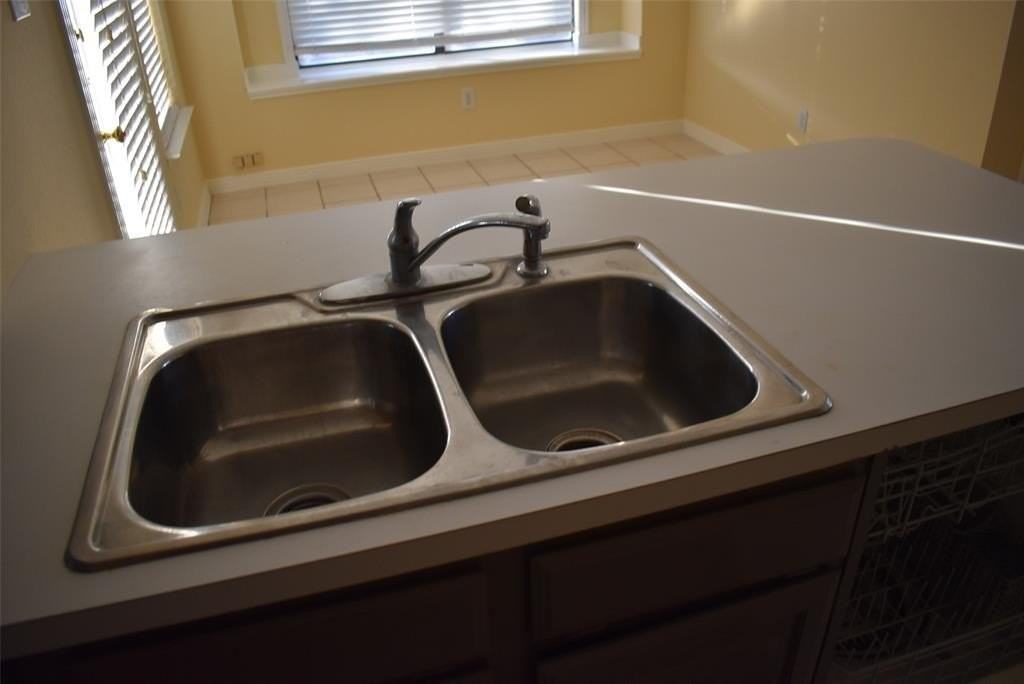 821 Ashford Dr - Photo 3 of 12