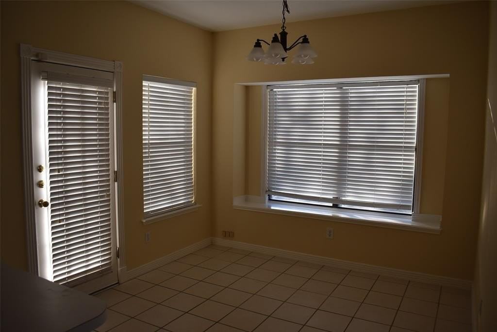 821 Ashford Dr - Photo 4 of 12