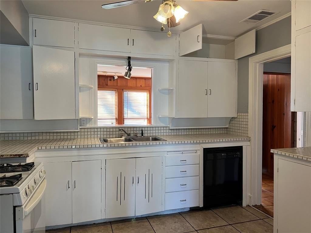 1315 Panhandle St - Photo 5 of 14