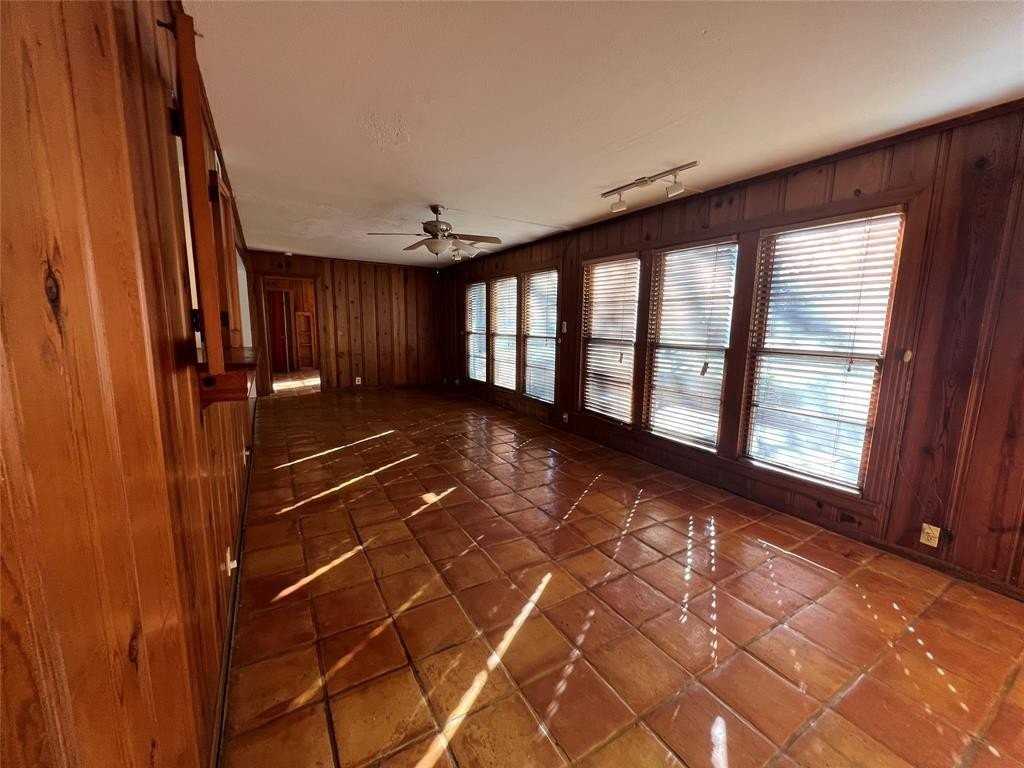 1315 Panhandle St - Photo 7 of 14