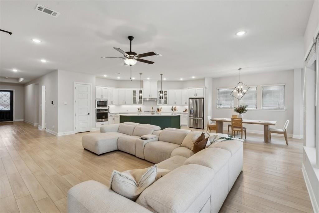 7749 Pondview Ln - Photo 7 of 30