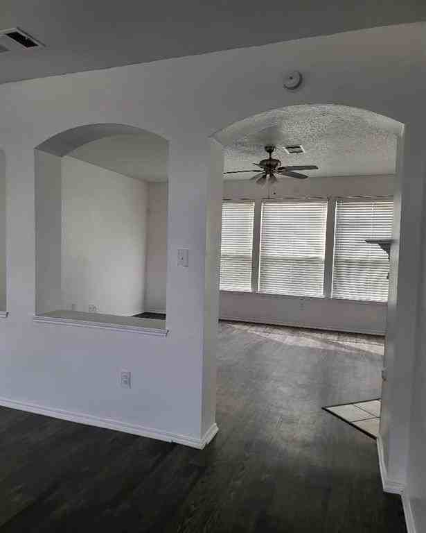 513 Pineview Ln - Photo 2 of 6