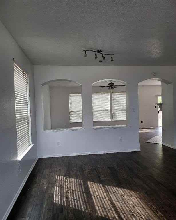 513 Pineview Ln - Photo 3 of 6