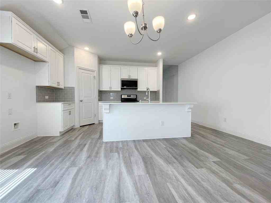 425 Camille Xing - Photo 3 of 20