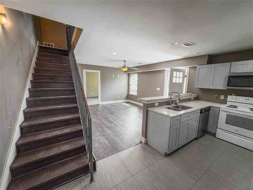 301 E Brockett St #100