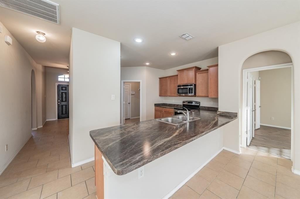 643 Alexander St - Photo 5 of 40