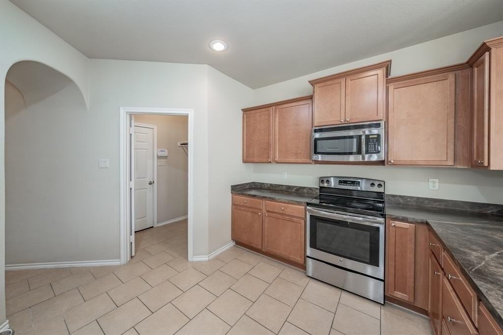 643 Alexander St - Photo 6 of 40