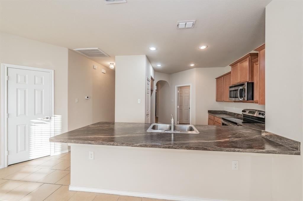 643 Alexander St - Photo 7 of 40