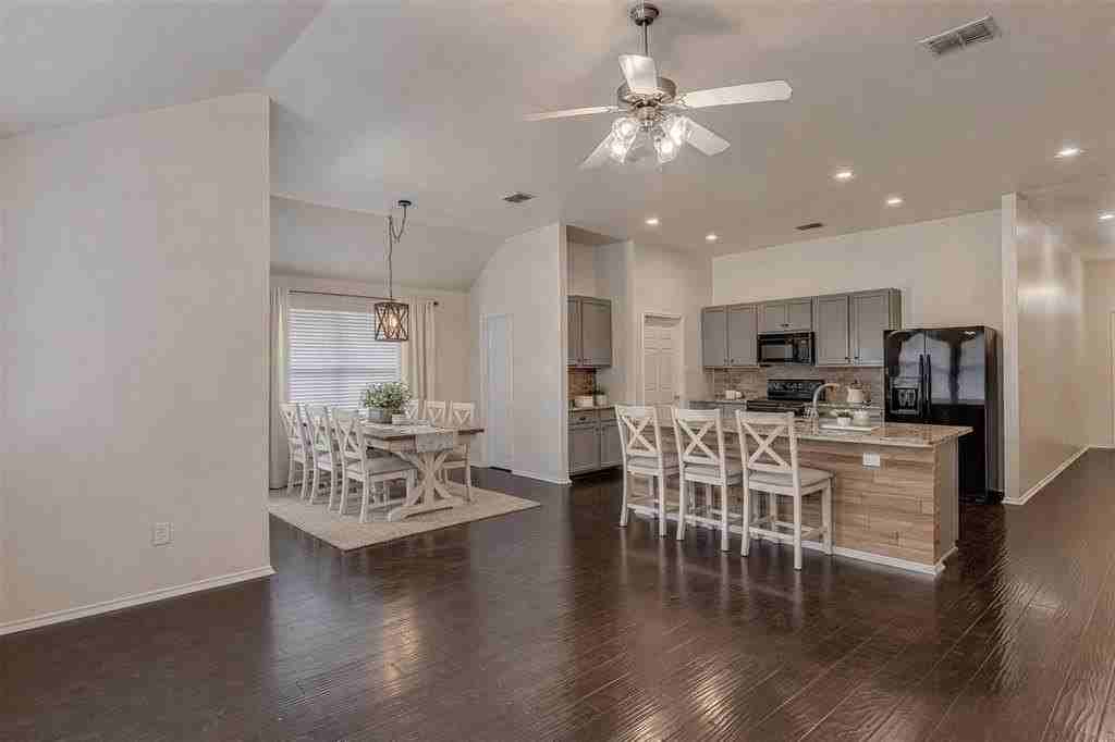 931 Hunter Ln - Photo 5 of 36