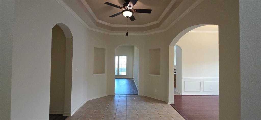 1019 Manchester Dr - Photo 3 of 40