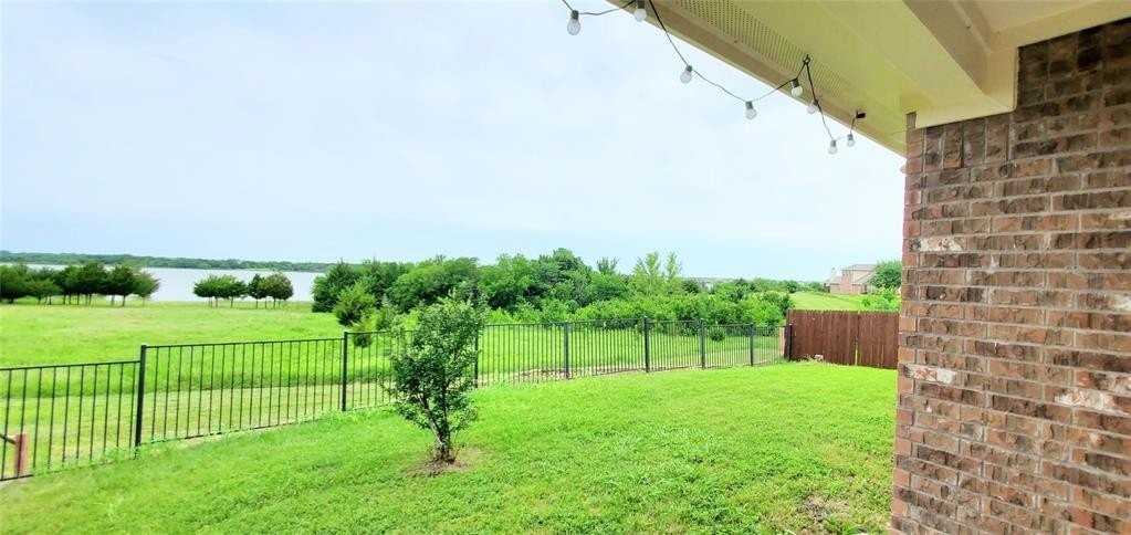 2832 Cresent Lake Dr - Photo 2 of 12