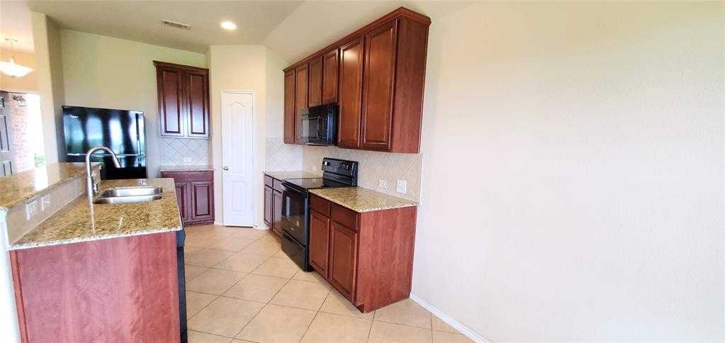 2832 Cresent Lake Dr - Photo 6 of 12