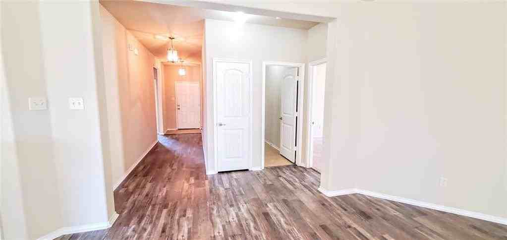 925 Westfield Dr - Photo 3 of 15