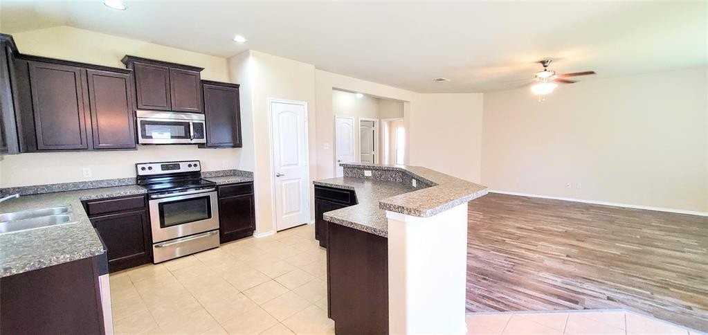 925 Westfield Dr - Photo 4 of 15