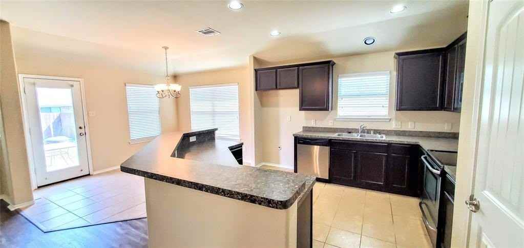 925 Westfield Dr - Photo 5 of 15