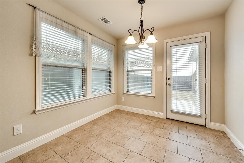 1613 Applegate Way - Photo 4 of 16