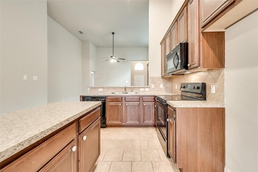 1613 Applegate Way - Photo 6 of 16