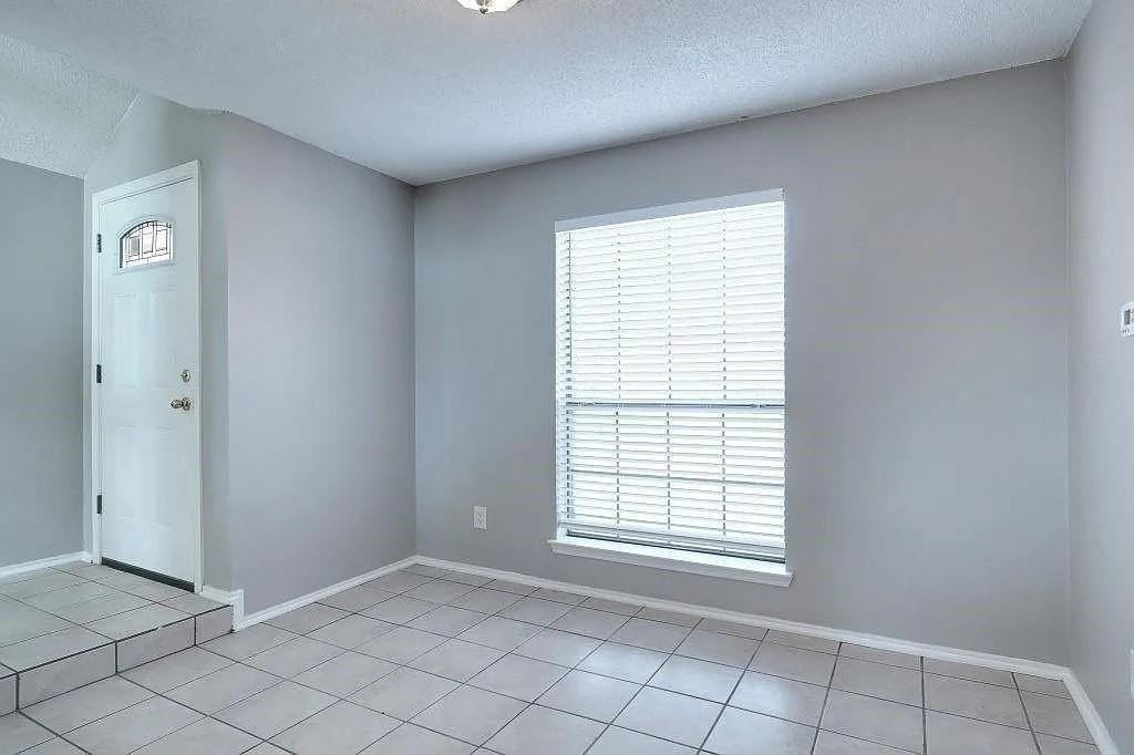 1400 Paintbrush St - Photo 3 of 13