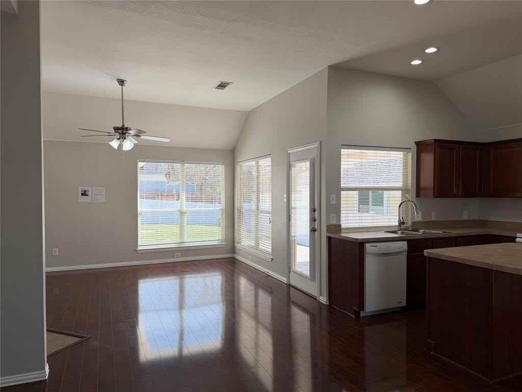 523 Hilltop Dr - Photo 3 of 30