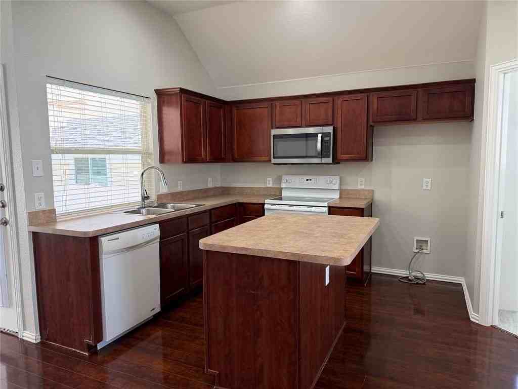 523 Hilltop Dr - Photo 4 of 30