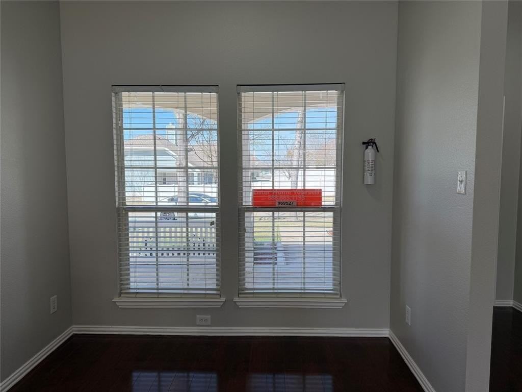 523 Hilltop Dr - Photo 5 of 30